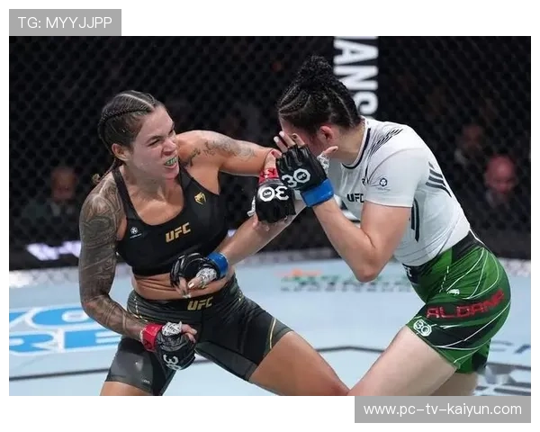 UFC拳手赛后拥抱对手母亲：一场超越胜负的感人瞬间